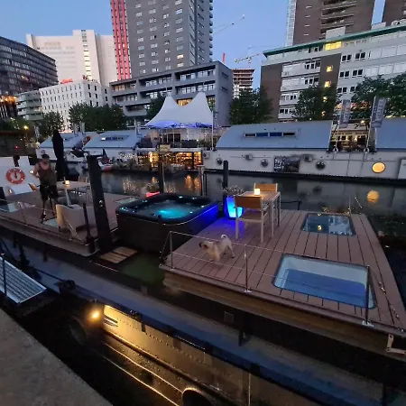 De Coaster & Aquarium Ponton Rotterdam
